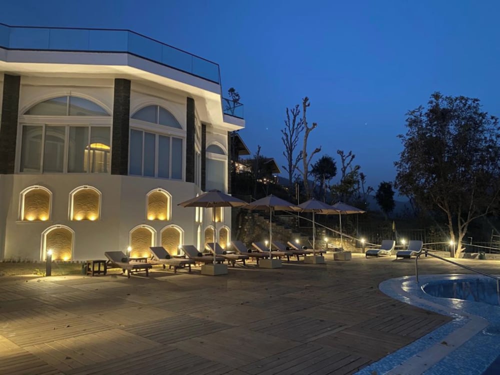 An Extravagant Pushp Villa Overlooking the Ganges
