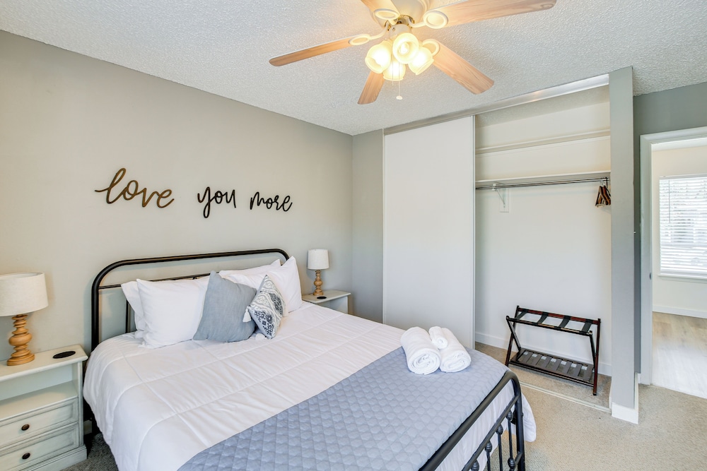 Walk to Lake & Pool: Hot Springs Village Getaway