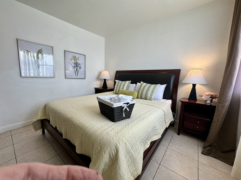 Miami Vacation Home 4 bedroom Parking.