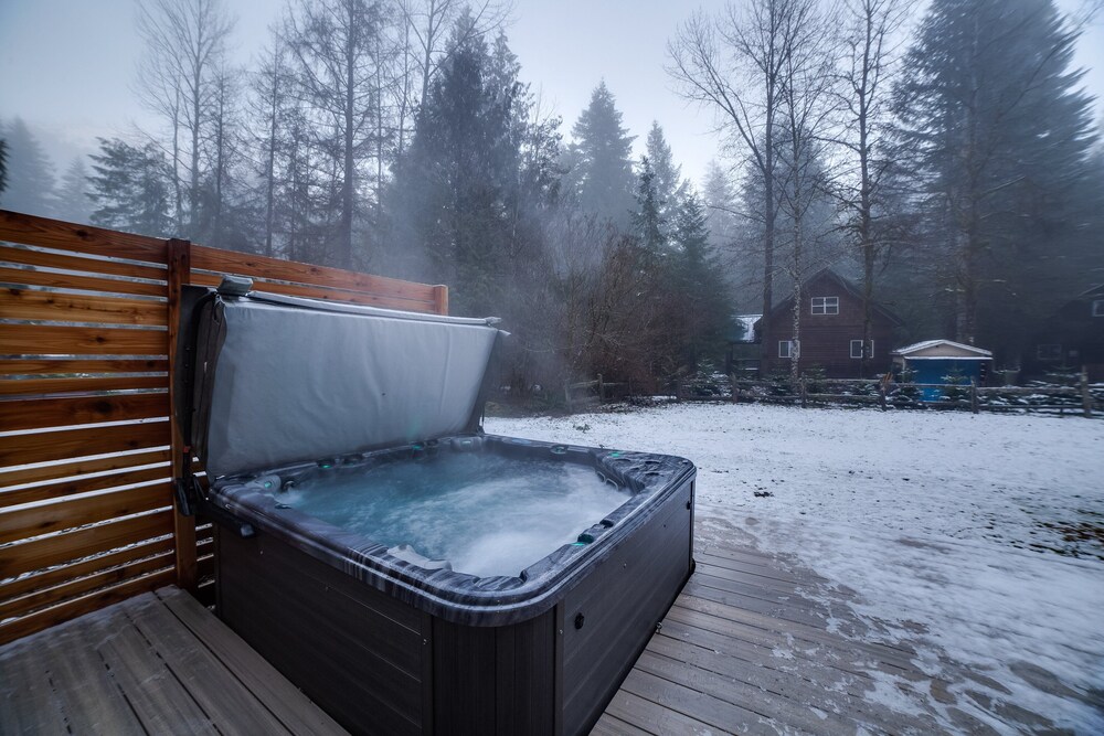 62SL - Hot Tub - WiFi - Fireplace - Pets Ok - Sleeps 6 view 3