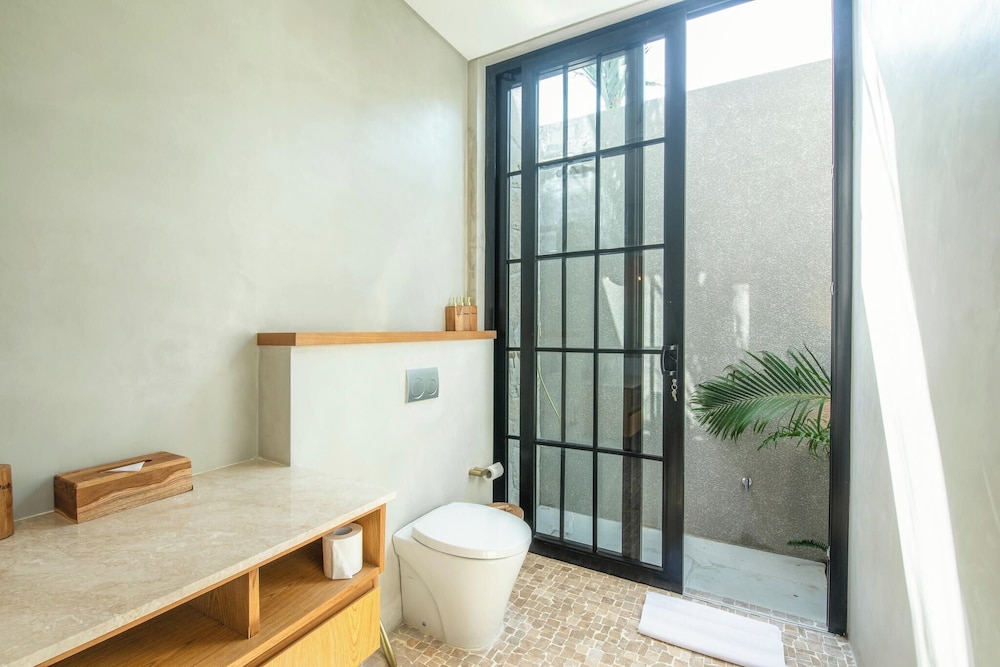 Stylish 5BR Boho Hideaway, 5 Minutes Bingin Beach