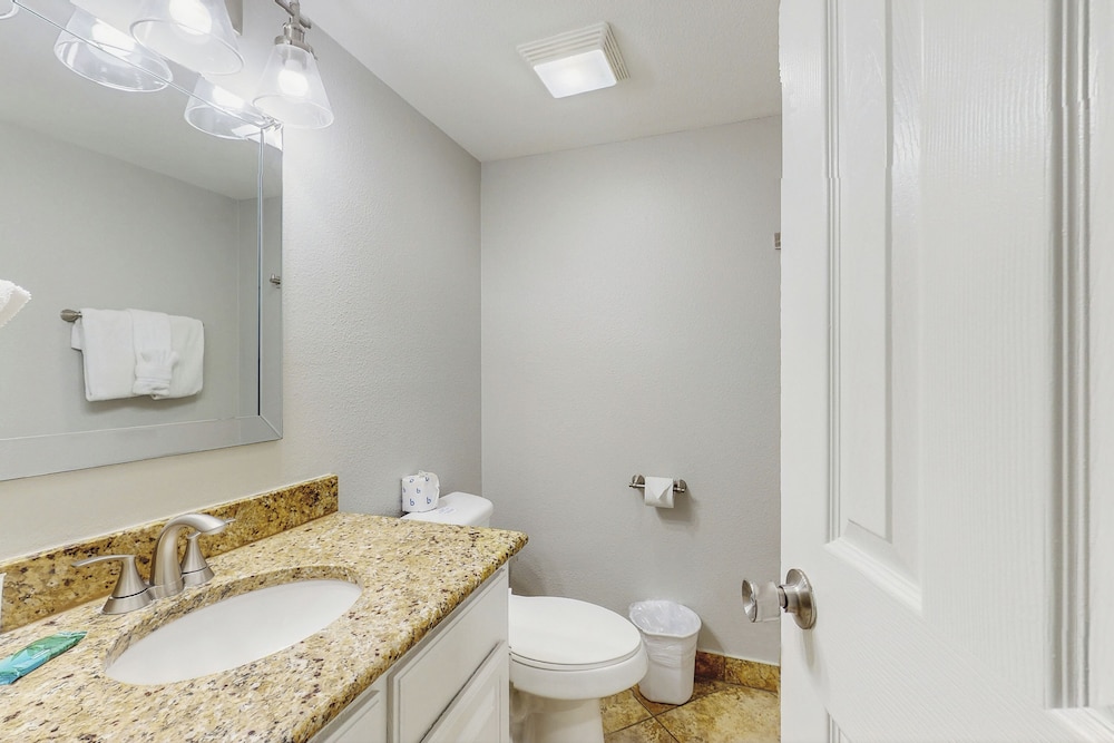 3BR Beachfront Condo w/ Pools & Balcony