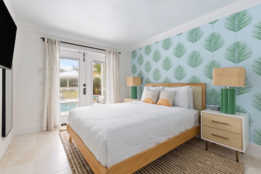 Woodward Way Luxe Villa Near Beach w Pool Hot Tub Stocked Chef s Kitchen