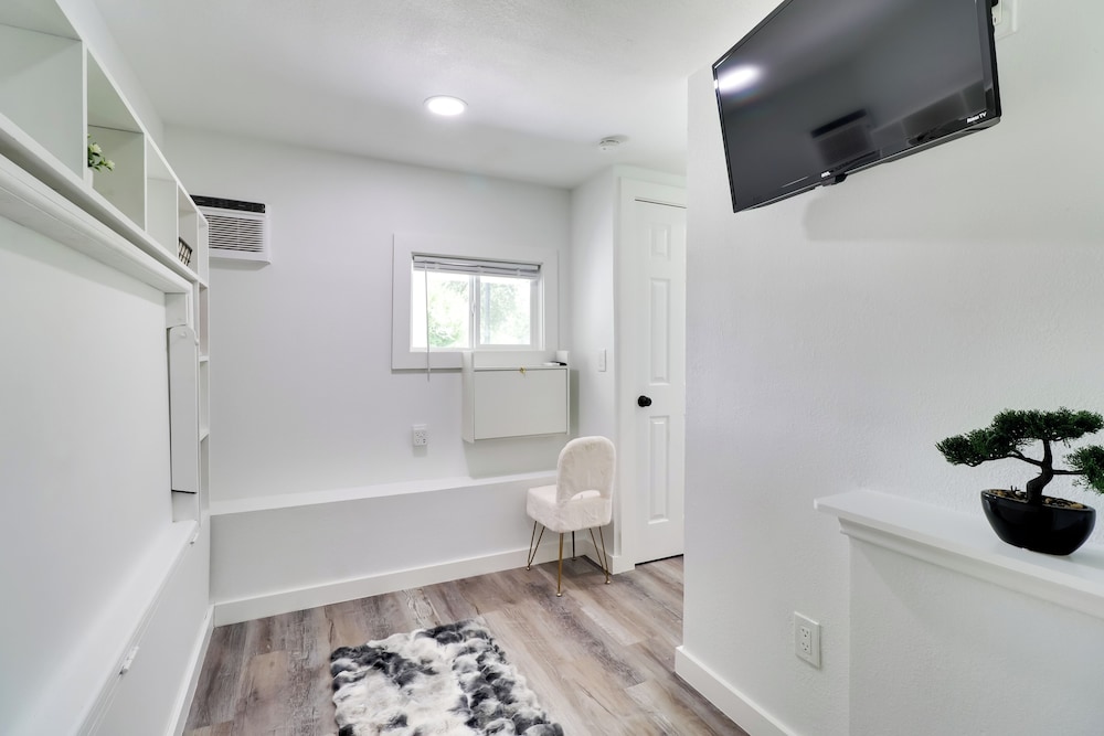 1 Mi to Dtwn: Renovated Retreat in Georgetown!
