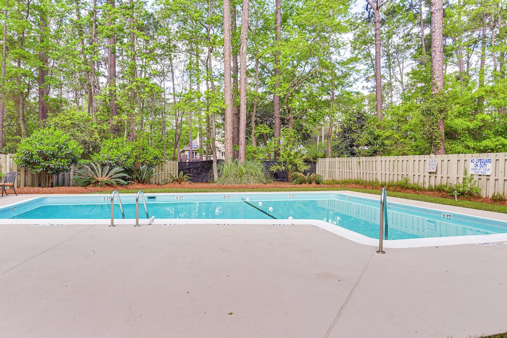 2 Mi to Coligny Beach: Hilton Head Home w/ Patio