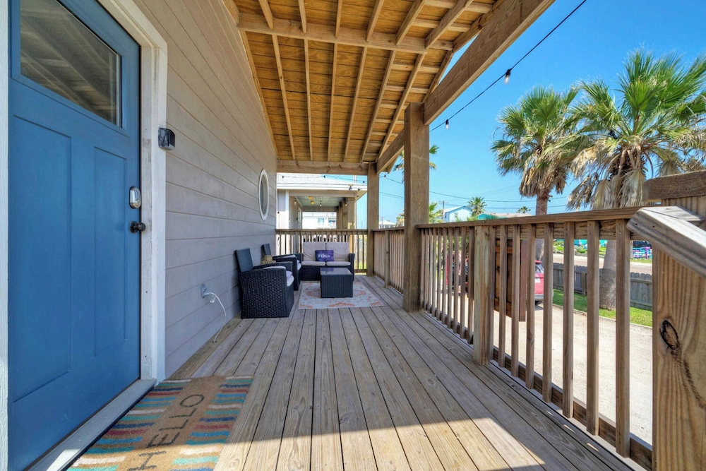 Dual Port A Cottages 2 Complete Homes Walk to the Beach + Patio Fully-equipped Kitchens
