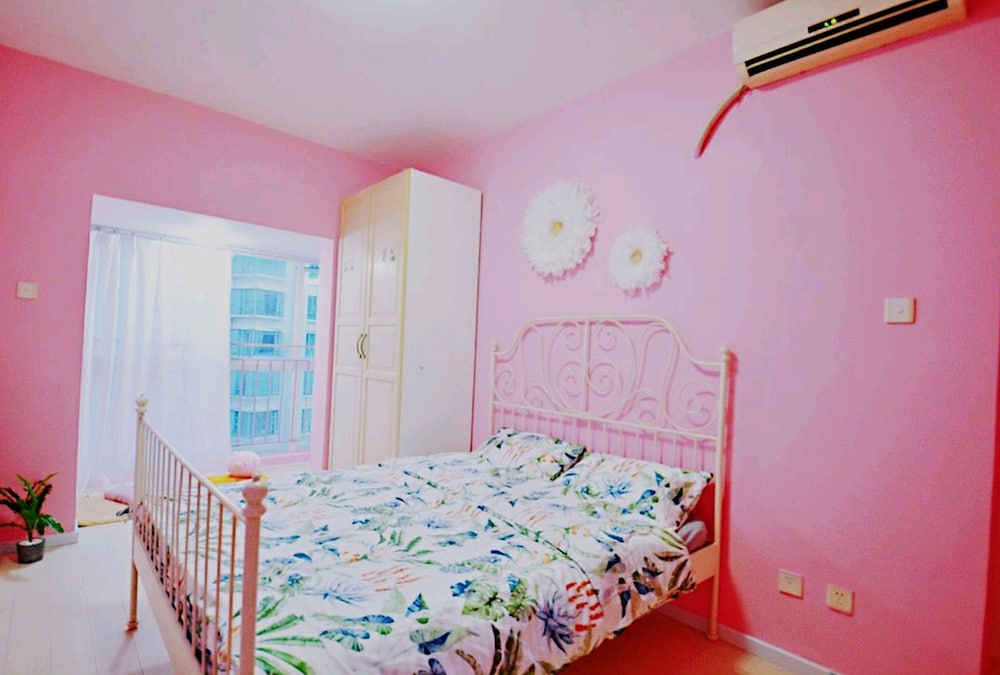 Avatar Fireworks Queen Bed Studio in Center Futian view 5