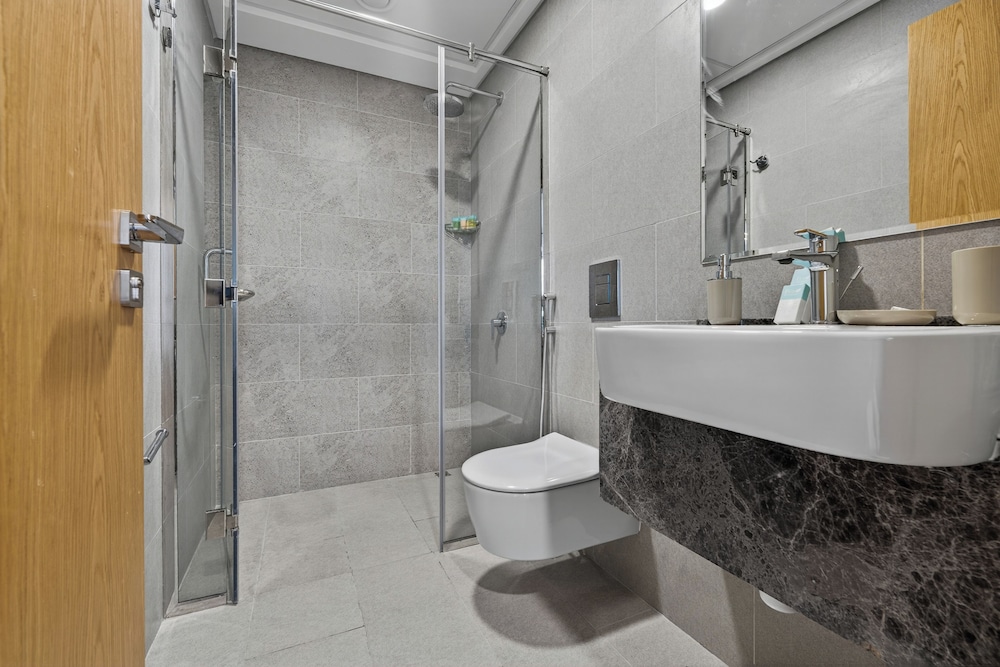 Radiant Boulevard by DVH Luxe Retreats