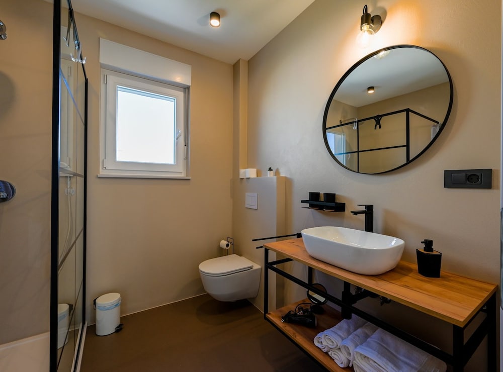 Matohanci Dazzling Villa With Pool