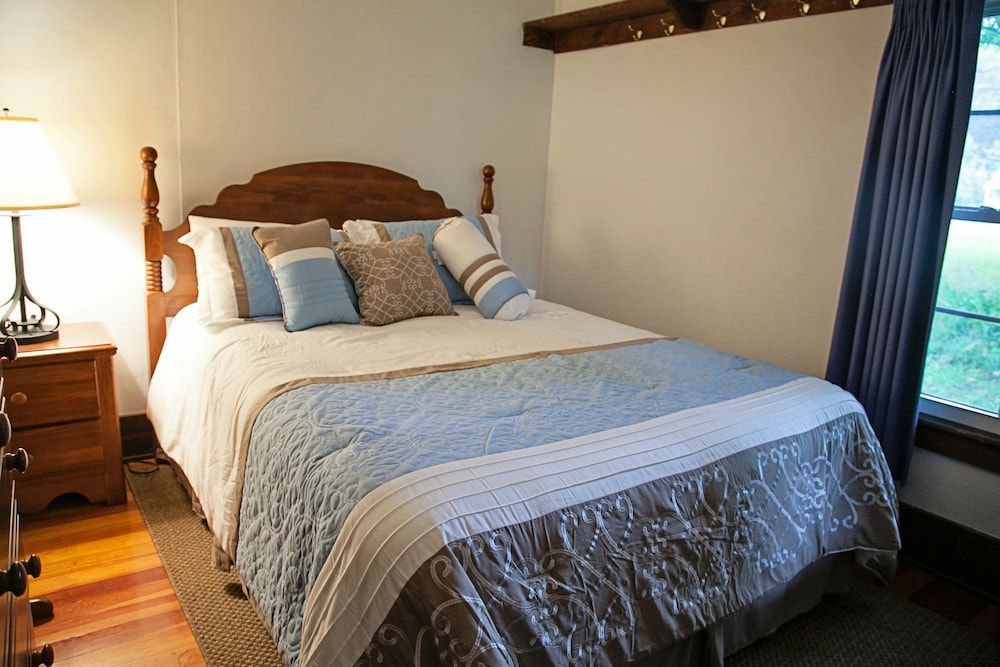 Blue Hill Lodge