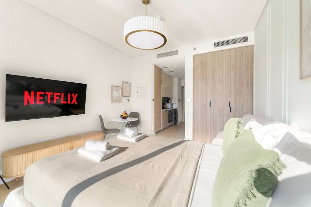 Peninsula One - 1312 Studio