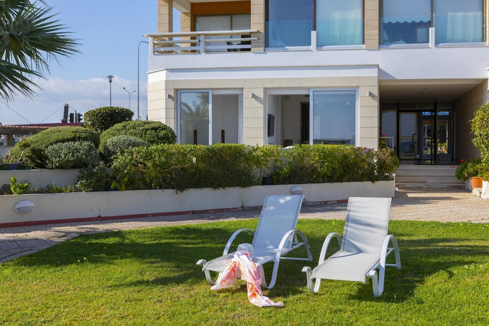Mackenzie Castella Beachfront Suite
