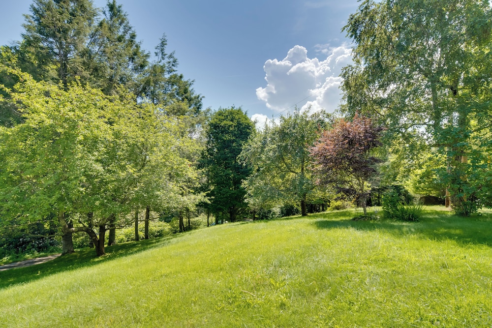 Getaway w/ Guest House - 6 Mi to Lake Glenville!