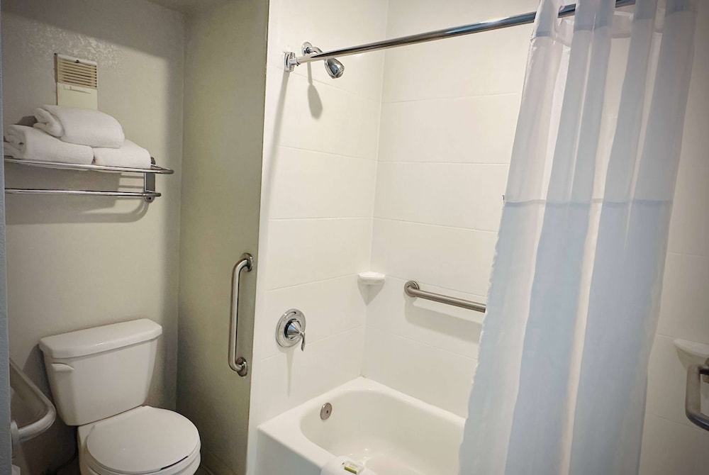 Days Inn by Wyndham WestEnd Alexandria,VA Washington DC Area - Property Image 4