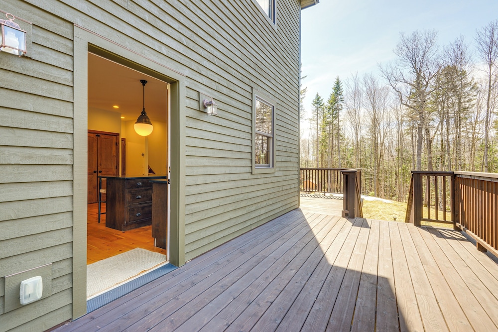 Deck & Fire Pit: All-season Wilmington Retreat