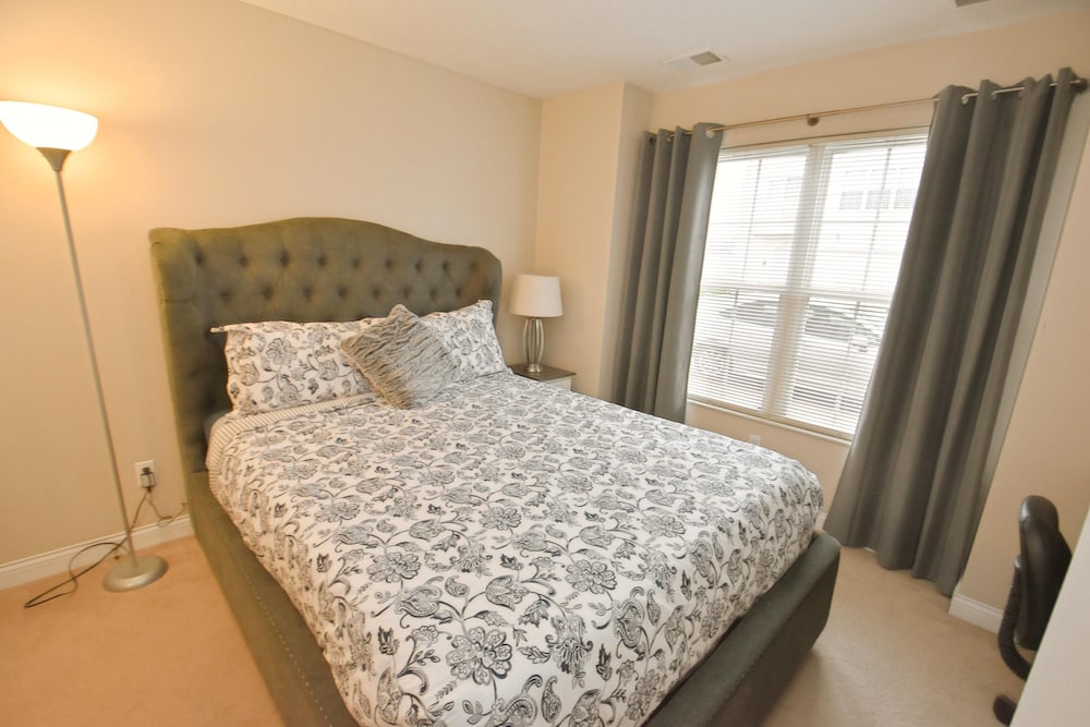 Walk to Notre Dame Spacious 3BR Townhome w Garage Family-friendly Amenities 123p