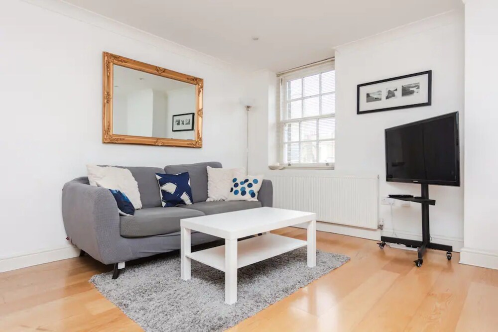 Homely 2 Bedroom Flat Near Embankment Station