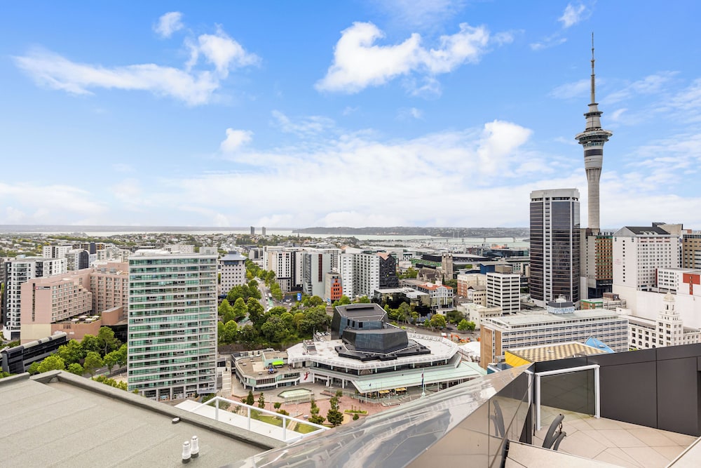 Pool, Gym & Modern 2BR Sky Tower View Zodiak Stays