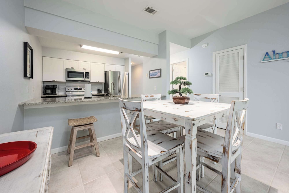Sunshine & Whiskey Condo for 6 With Resort Amenities Near Grand Boulevard