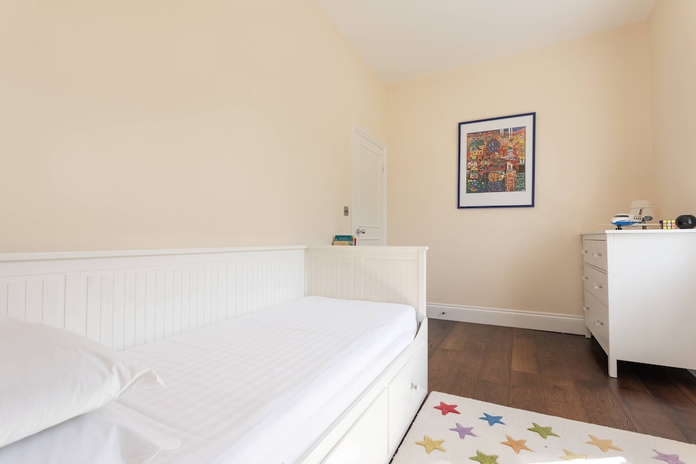 Bassett Road XII by Onefinestay