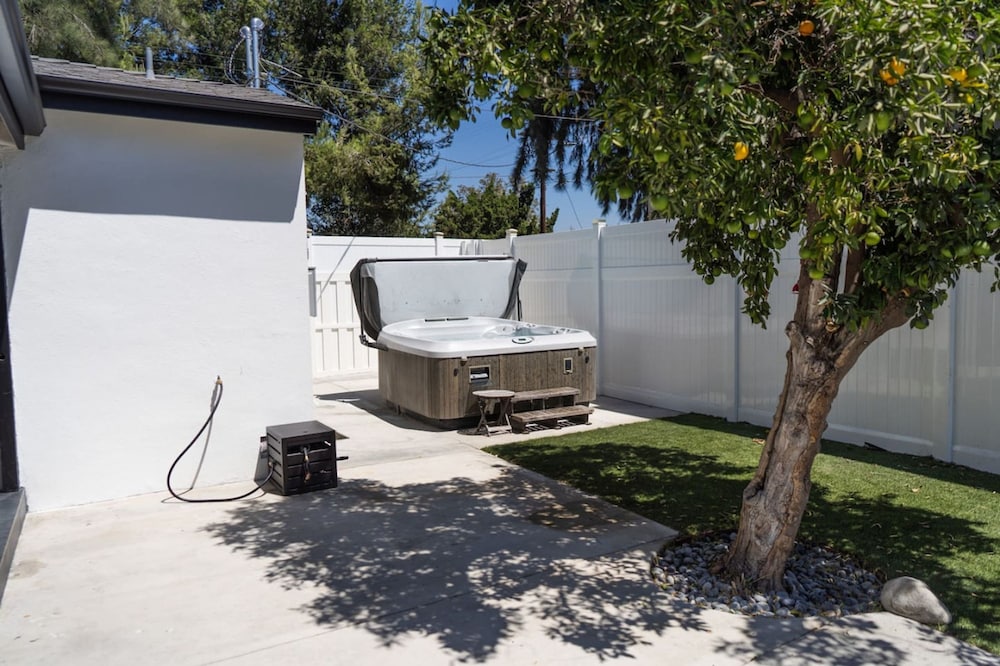 Remodeled 3BR House w Hot Tub Fenced Yard p58