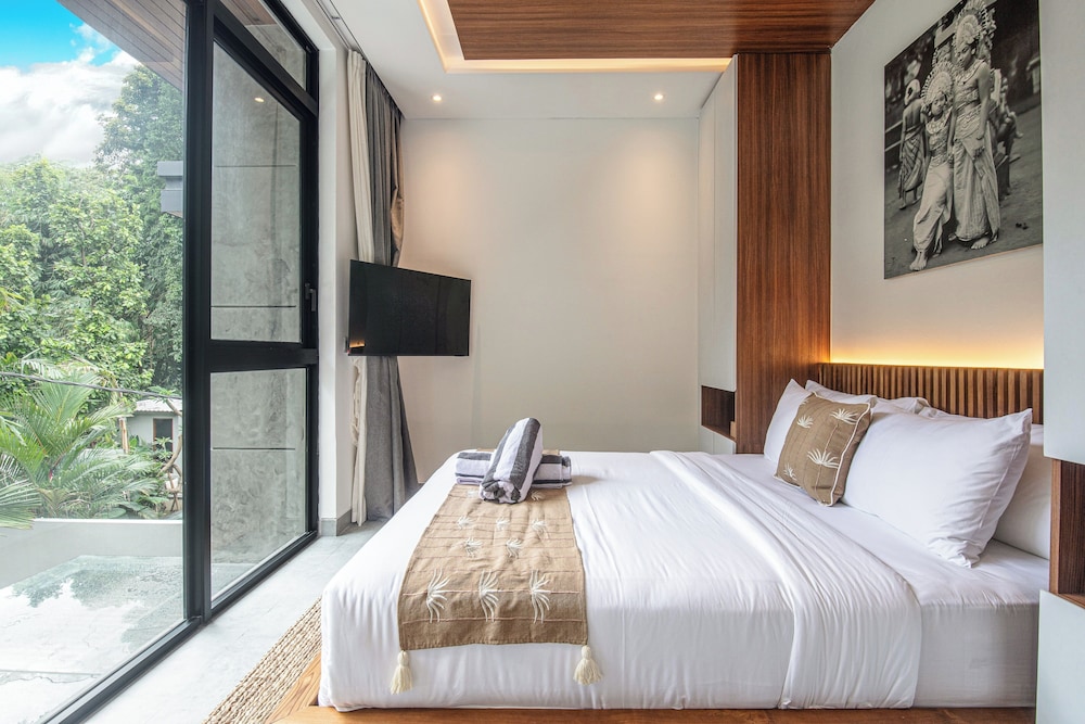 Enchanting 5BR Canggu Villa Moments to Sea