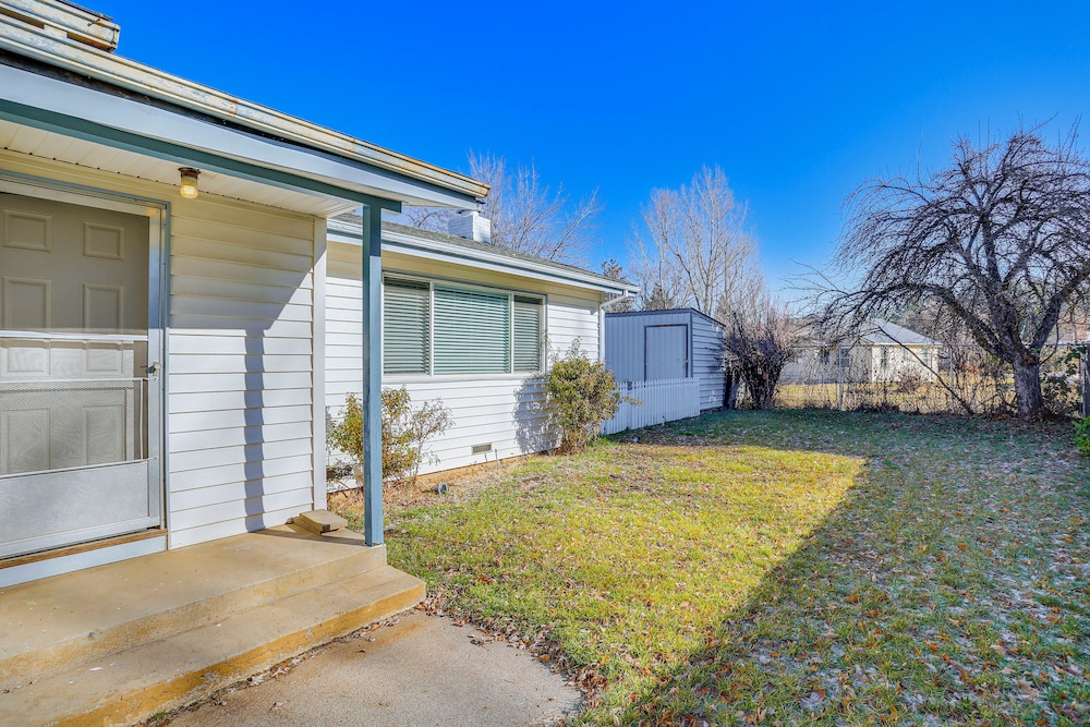 11 Mi to Burney Falls: Charming Home w/ Fireplace