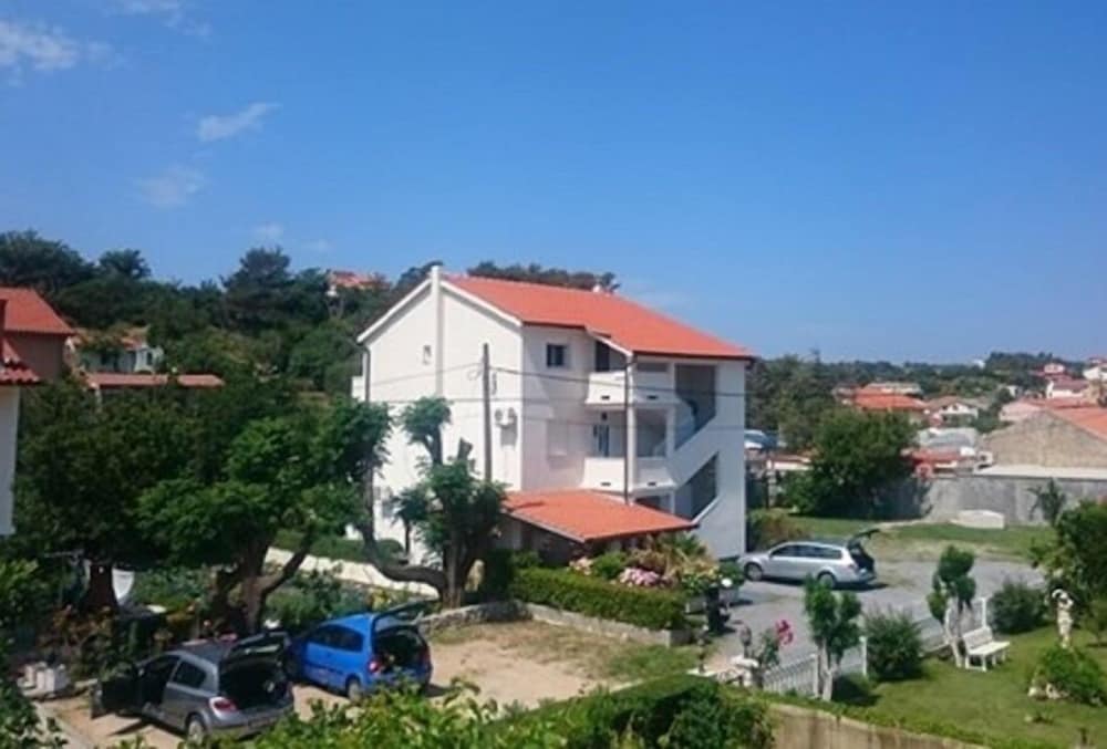 Dani - Free Parking - A1 view 3
