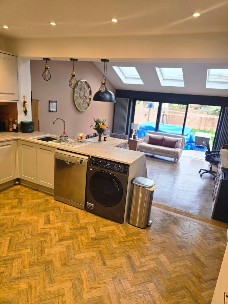 Spacious 4-bed House Close to LHR and London
