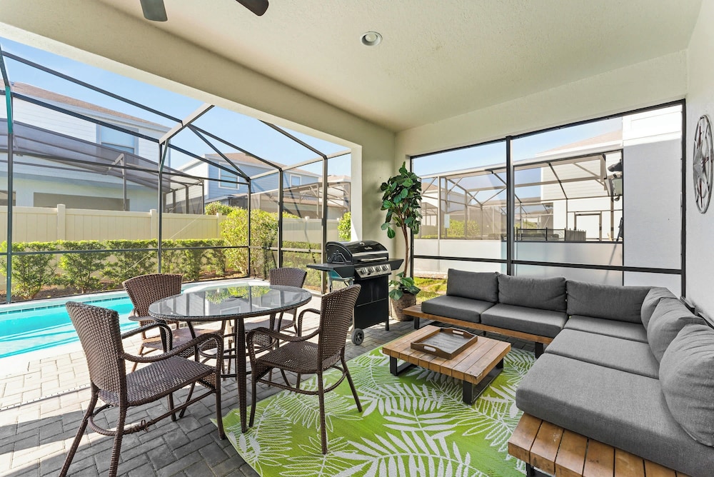 Family 6BR Home, Pool & Game Room