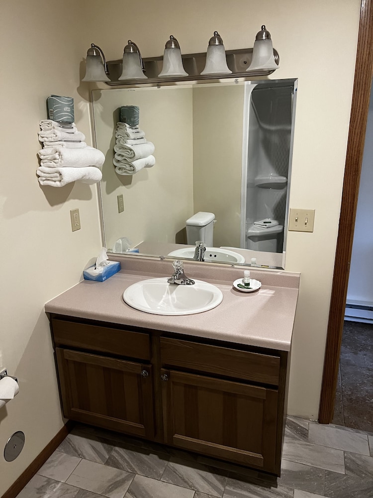 Budget Host Inn & Suites