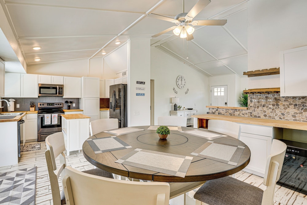 Welcoming Retreat w/ Pool & Patio in Peoria!