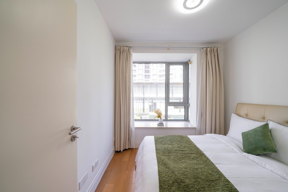 Tyms Stylish 3BR 2BA Apt Xujiahui Metro