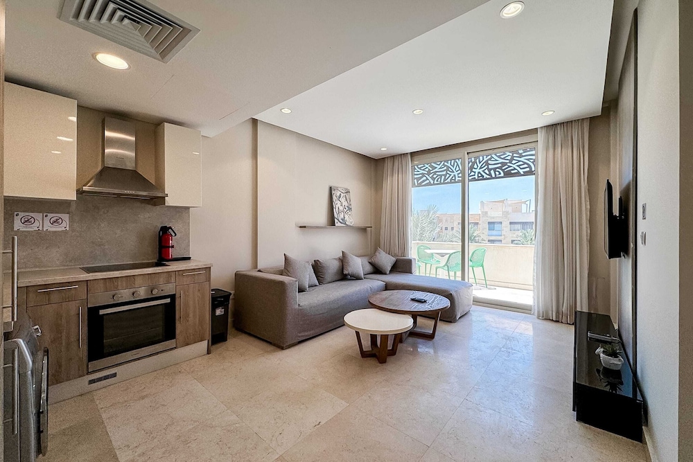 Xuru Stays I Exotic 1bdr w/ Outdoor Terrace Pool & Beach Access