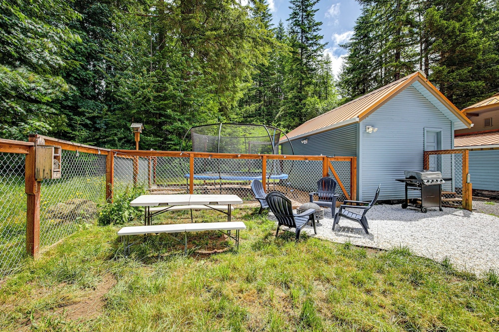 7 Mi to Mt Rainier NP: Home w/ Private Hot Tub!
