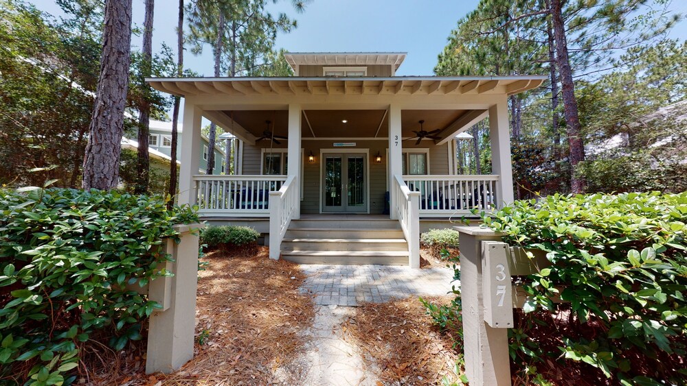 37 Royal Fern Beautiful 4 Bedroom 3.5 Bath with Private Pool - Sleeps 12 Perfect family location 4 Home by RedAwning view 5