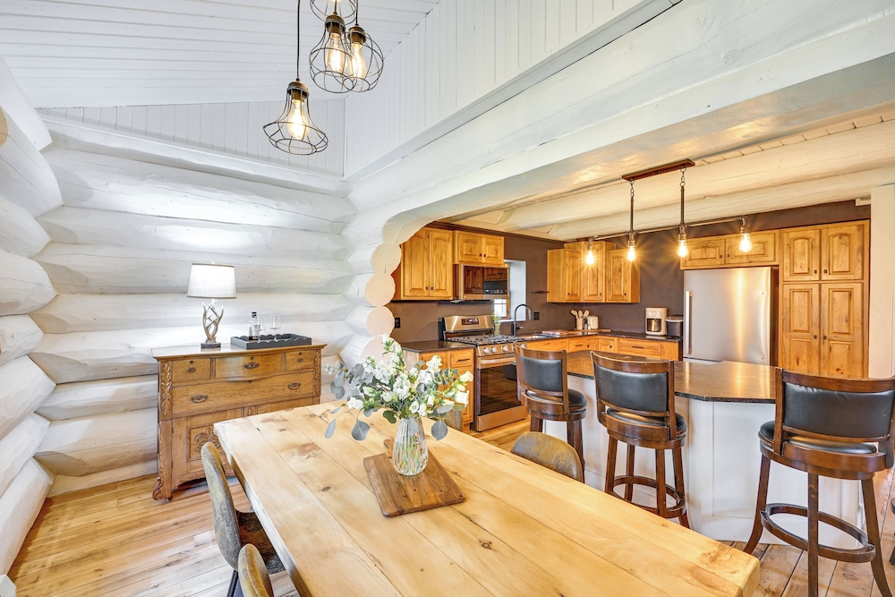 4 Mi to Dtwn: Spacious Family Cabin in Jonesville!
