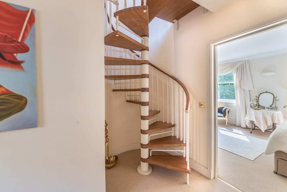 Elegant 3 Bedroom Home Located in South Kensington