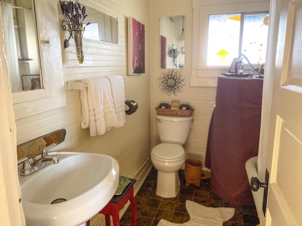 Victorian on Garden Best Location in Town
