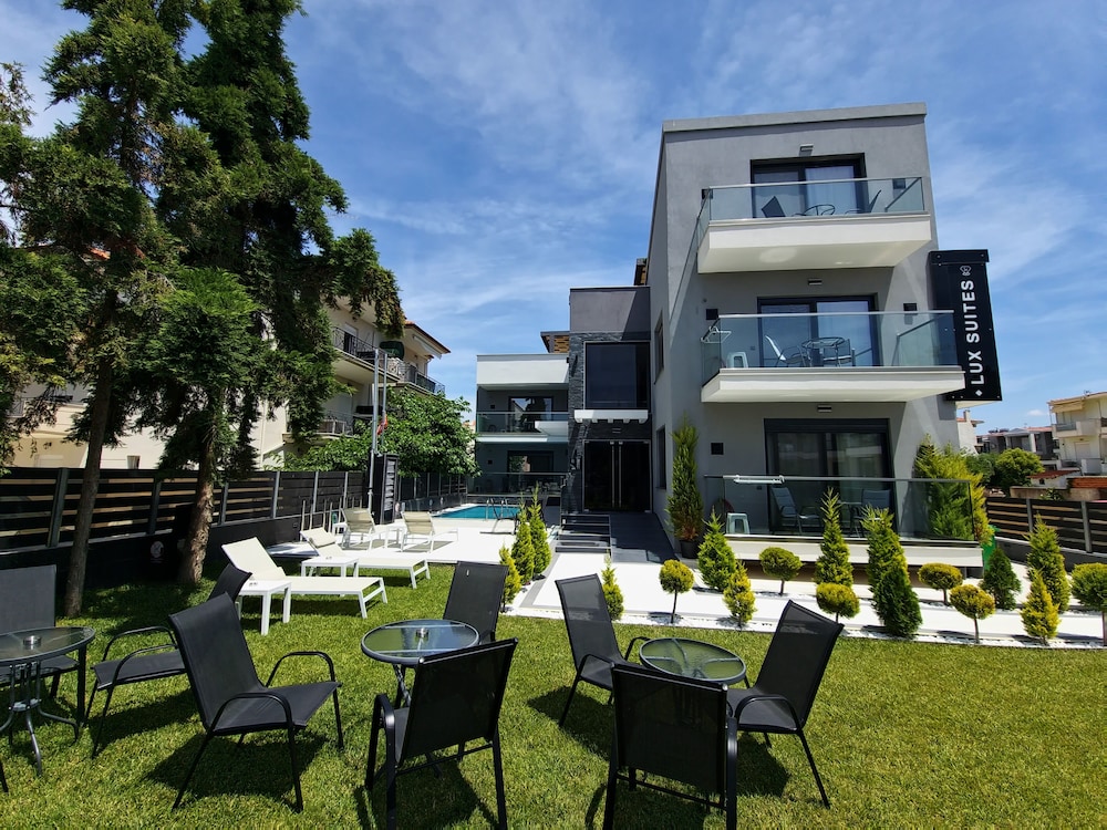 LUXSUITES