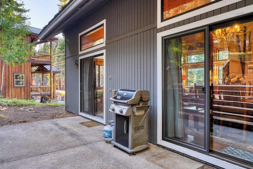 Cozy Escape w/ Hot Tub + Deck & Access to Tahoe Donner & Skiing Alpenglow Chalet by Avantstay