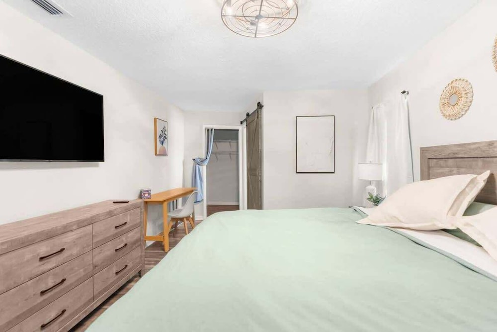 Hudson Retreat, 3 Bedroom Pool Home!
