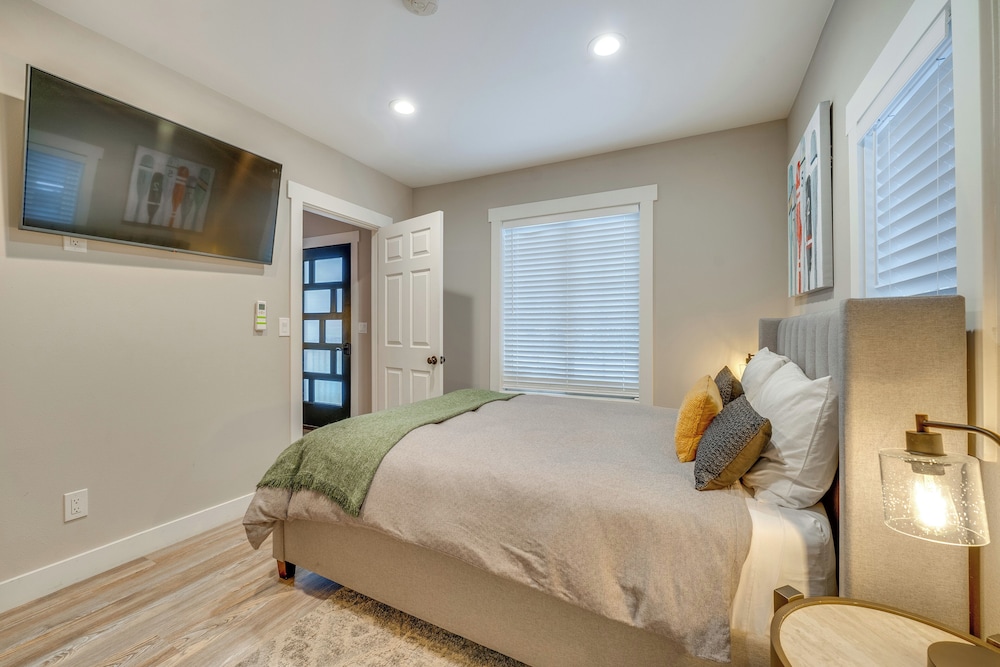 2 Blocks to Downton Chelan: Home w/ Hot Tub!