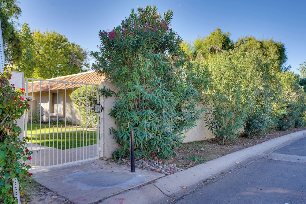 9 Mi to Downtown Tempe: Condo w/ Pool Access