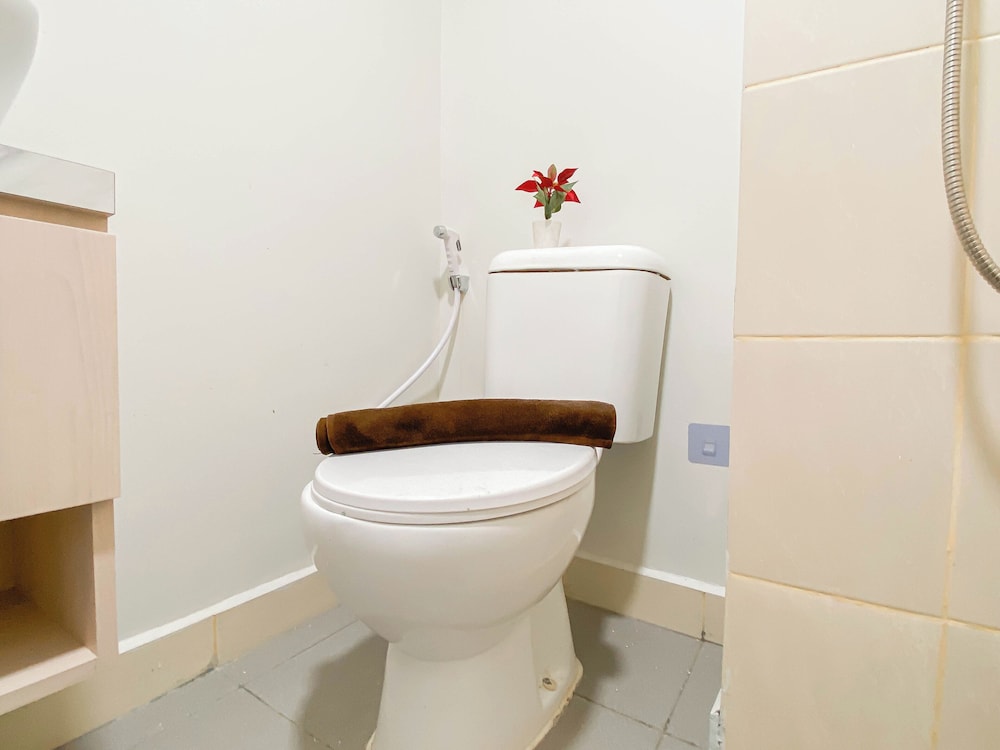 White Accent Studio At Apartment Meikarta Near Paramadina University