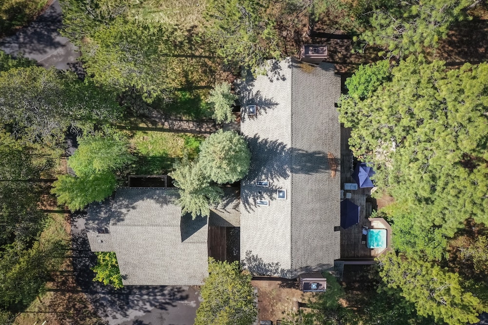 Skylight by Avantstay Elevated Mountain Home w/ Hot Tub, Billiards, Large Patio