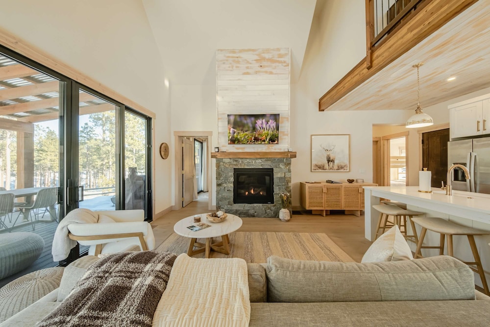Wilderness Club Nest Modern Cabin Retreat for 9 w/ Hot Tub