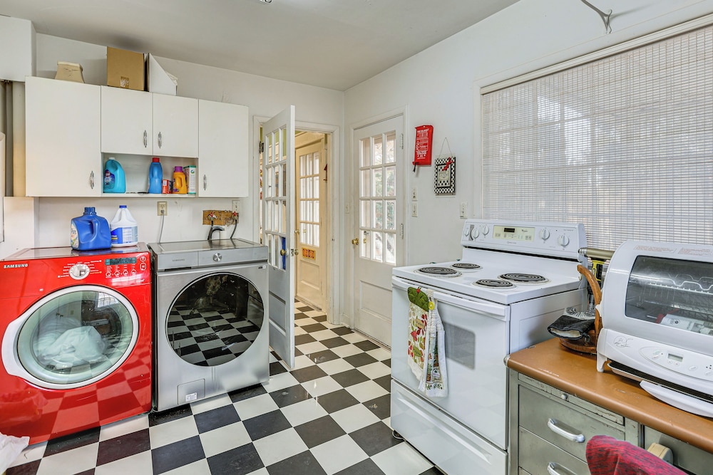 Half-mi to Atwood Lake: Spacious Home!