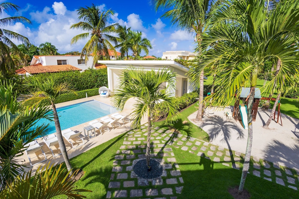 Villa Desiree 5BR Cocotal Luxury Villa Pool Maid