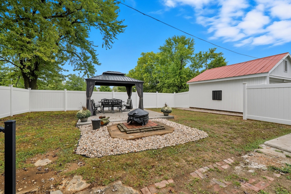 St. Louis Retreat With Game Room & Yard 3 Bedroom Home